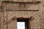 Dessus du portail de l'avant-cour avec Horus représenté sous la forme d'un soleil ailé, temple d'Edfou, Egypte.