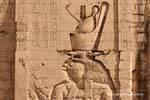 Tête d'Horus sculptée sur le pylône monumental, temple d'Edfou, Egypte.