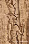 Sculpture de la déesse Hathor, épouse d'Horus, à droite de la porte d'accès au temple, Edfou, Egypte.