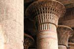 Piliers décorés de lotus et de palmiers, temple d'Esna, Egypte.