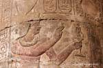 Pharaon en couleur faisant une offrande sur le fût d'une colonne, temple d'Esna, Egypte.