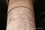 Hiéroglyphes en couleurs sur une colonne polychrome du temple de Khnoum, Esna, Egypte.