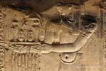Temple de Kôm Ombo, fragment admirable d'une déesse portant un plateau, Egypte.