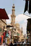 Minaret et coupole de la mosquée Khân al-Khalili, vue depuis le souk, Le Caire, Egypte.