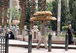 Porteur de pain sur la tête, Le Caire, Egypte.