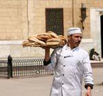 Le boulanger et le pain plat typique, Le Caire, Egypte.