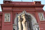 Statue de Pharaon, entrée du musée archéologique, Le Caire, Egypte.