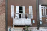 Vie sur un balcon de bois, Louxor, Egypte.