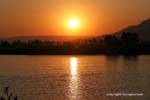 Coucher de soleil sur le Nil face à la vallée des Rois, Louxor, Egypte.