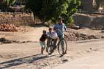 Trois enfants avec un vélo, Louxor, Egypte.