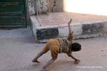 Jeune acrobate dans la rue, Louxor, Egypte.