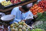 Lecture du journal au marché de Louxor, Egypte.