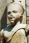 Statue d'Amon au visage de Toutankhamon, temple de Karnak, Egypte.