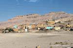 Gournah, village devant être rasé, car il est placé sur les tombes des nobles du Nouvel Empire, Egypte.