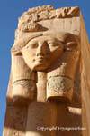 Représentation d'Hathor aux oreilles de vache sur une colonne cannelée, temple d'Hatchepsout, Egypte.