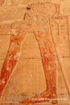 Jambes et pied en couleurs, fragment de relief, temple d'Hatchepsout, Egypte.