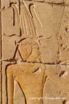 Pharaon à la mitre-couronne Atef, relief, temple d'Hatchepsout, Egypte.