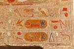 Cartouches et symboles hiéroglyphiques peints, temple d'Hatchepsout, Egypte.
