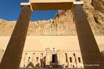 Portique devant l'accés au sanctuaire d'Amon, Hatchepsout, cinquième reine de la XVIIIe dynastie, Egypte.