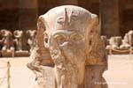 Pharaon défiguré, statue, temple de Karnak, Egypte.