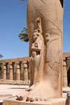 Lla princesse Bentata, placée entre les jambes de Ramsès II, (Bent-Anath), temple de Karnak, Egypte.