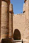 Ombre de colonne sur le mur d'enceinte, temple de Karnak, Egypte.