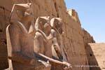 Le groupe de trois statues, VIIème pylône, temple de Karnak, Egypte.