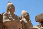 Deux des quatre colosses en granit rose qui encadrent la porte du VIIème pylône, Temple de Karnak, Egypte.
