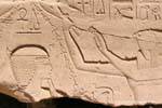 Horus et le roi à la barbe postiche, relief, temple de Karnak, Egypte.