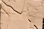 Profil de pharaon avec barbe postiche et couronne Decheret, Karnak, Egypte.