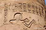 Relief sur une colonne de la grande salle hypostyle, Karnak, Egypte.