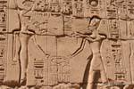 Relief d'offrande du roi au dieu, entouré de cartouches avec hiéroglyphes, Karnak, Egypte.