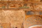 Décoration sur le haut de la colonne et le linteau, couleurs d'époque, Akh-Ménou, Karnak, Egypte.