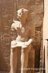 Temple de Karnak, statue vue de face de Thoutmosis III, Egypte.