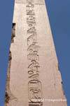 Ecriture hiéroglyphique sur une obélisque, temple de Karnak, Egypte.