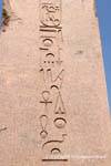 Temple de Karnak, gros plan sur les hiéroglyphes d'une obélisque, Egypte.