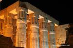 Colonnes dans la Cour d'Amenophis III, temple de Louxor, Egypte.