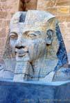 Tête de Ramsès II au sol devant le premier pylône, Temple de Louxor, Egypte.