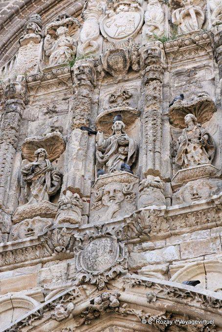 Ávila, détail du haut du portique de la cathédrale gothique - Espagne