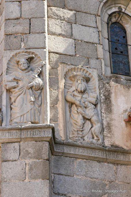 Hommes de foi sur mur extérieur de la cathédrale, Ávila - Espagne