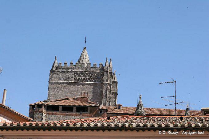 Au-dessus des toits, clocher de la cathédrale del Salvador, Ávila - Espagne
