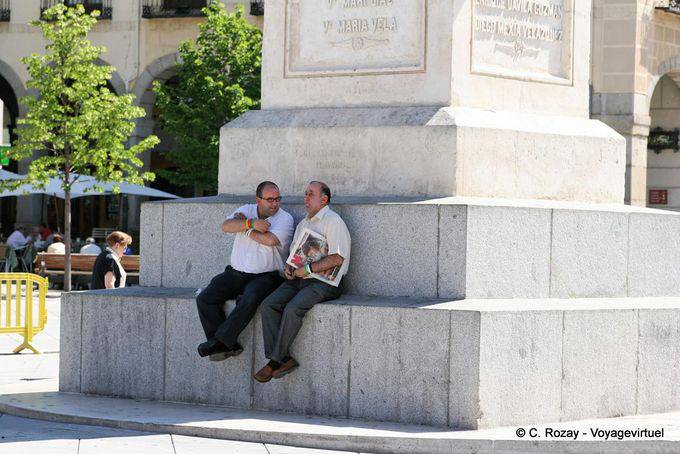 Discussion à l'ombre de la statue, Ávila - Espagne