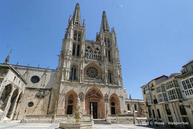 Façade de la cathédrale et fontaine de Sainte-Marie, Burgos - Espagne
