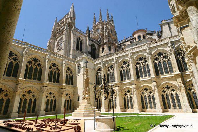 Autre vue sur la cour du Cloitre, Cathédrale de Burgos - Espagne