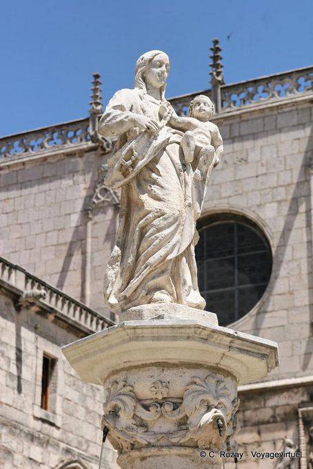 Burgos, statue de la Vierge, Plaza Santa Maria - Espagne