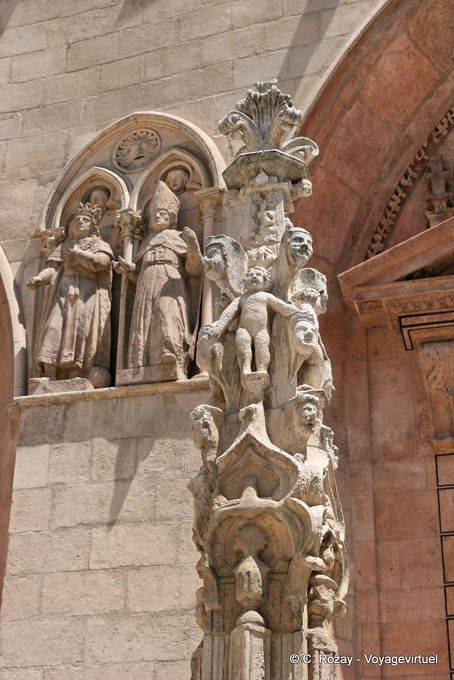Statues à gauche de la Puerta de Santa Maria, cathédrale de Burgos - Espagne