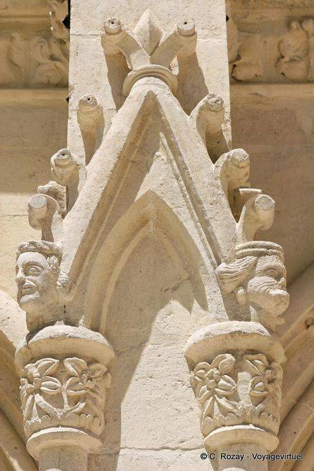 Sculpture sur un montant du Cloître, cathédrale de Burgos - Espagne