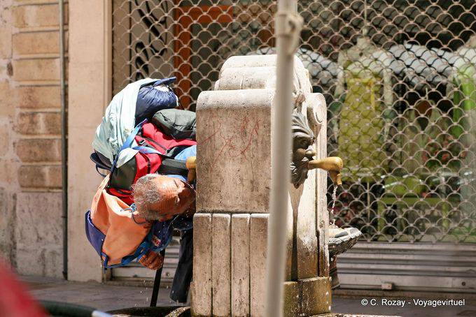 Pélerin de Compostelle s'abreuvant à une fontaine de Burgos - Espagne