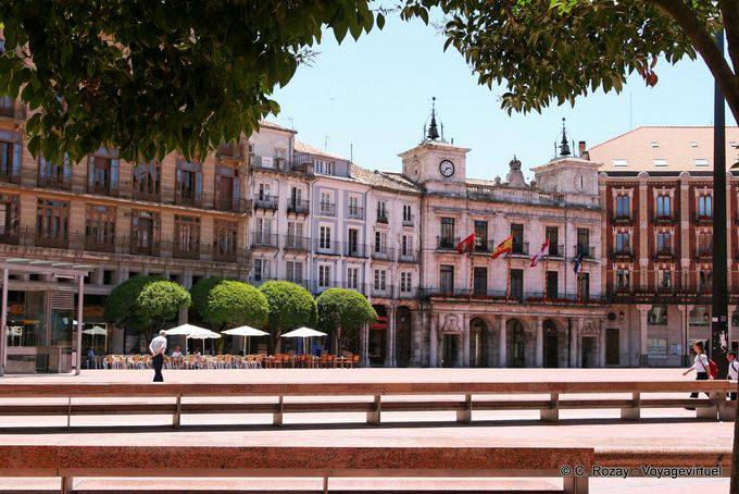 Bancs de la Plaza Mayor, vue sur l'Ayuntamiento de Burgos - Espagne