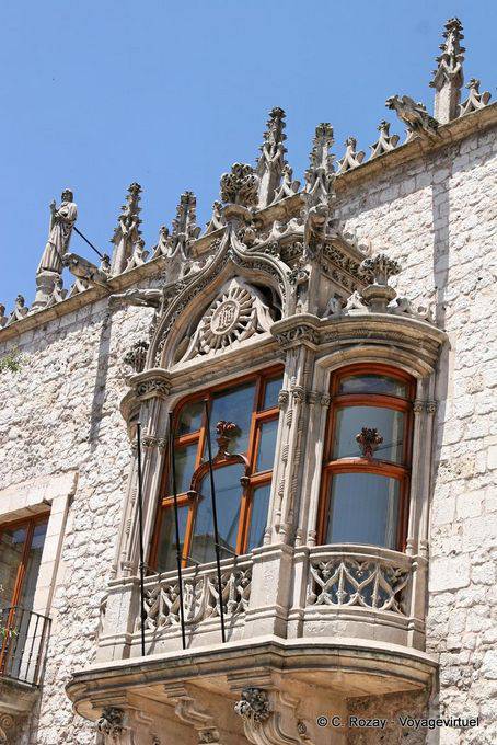 Burgos, vue sur une fenêtre balcon de la Casa del Cordón - Espagne